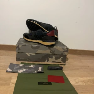 Valentino rockrunner - ✅ Valentino Garavani ✅ Rockrunner sneakers ✅ Storlek 42 ✅ Färg: Svart/grå med röd detalj, beige sula ✅ Skick: 9/10  ✅Medföljer:originalkartong, extra snören, dustbag, kort & röd tag.