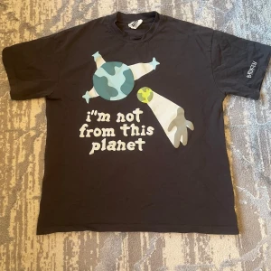 Broken planet t shirt - Använd runt 20-30 gånger men är i bra skick. Tröjan har som sagt puff print på den och vid frågor är det bara att skriva