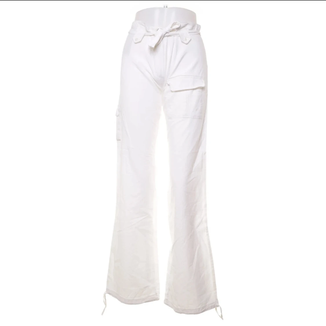 Vita cargopants från Shout, storlek L