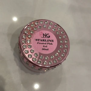 Starline Frosted Pink Gel 30ml - Starline Frosted Pink Gel 30ml från Nagelgiganten. Ordinariepris 299kr
