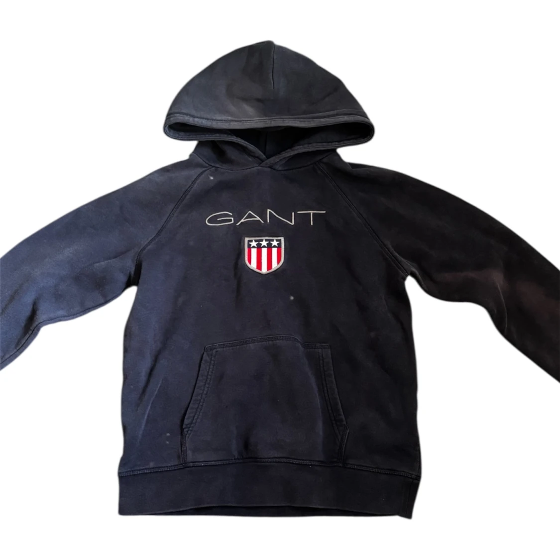 Svart hoodie från GANT med emblem