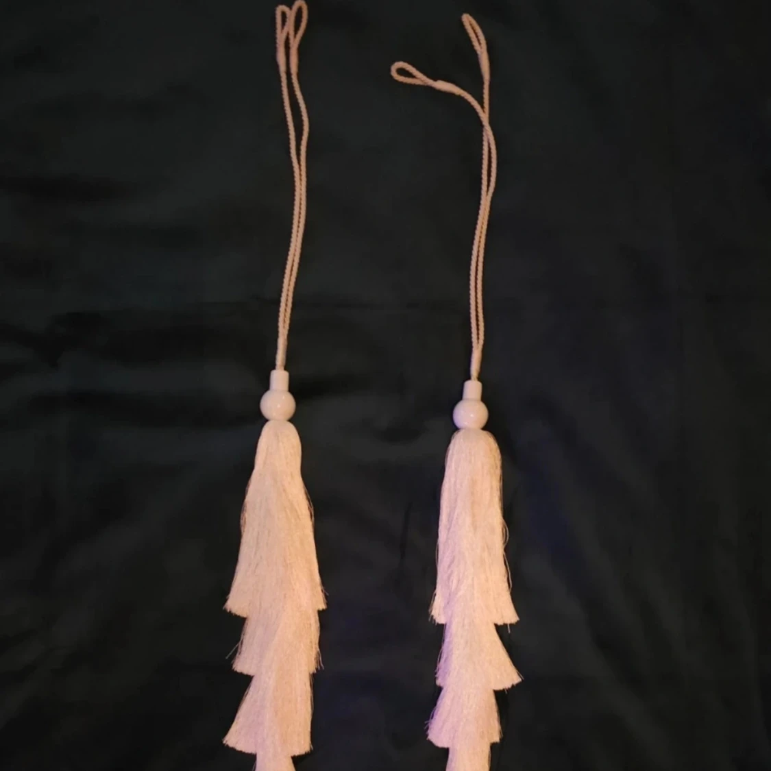 Vitt dekorativt gardinomtag med tofs