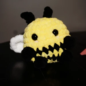 Gosedjursbi - Ett virkat sittande gosedjurbi i mjukt garn. 