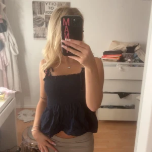 Mörkblå linnetopp från SHEIN - Supersöt mörkblå linnetopp från SHEIN i storlek S. Toppen har smockad överdel, volangig nederkant och smala axelband med knyt. Perfekt för varma dagar och ger en chill vibe till din outfit.