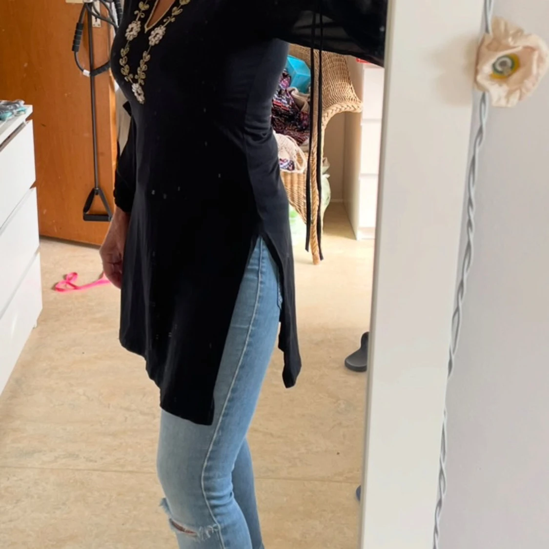 Svart blus med broderi från Add it