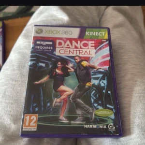 Dance Central - Upplev grymma dansmoves och känn musiken i Dance Central för Xbox 360! Perfekt för dig som vill ha kul med vänner, utmana dig själv och röra på dig till hits från Lady Gaga, Nelly Furtado och fler. Kräver Kinect-sensor. Passar dig som älskar musik och dans!