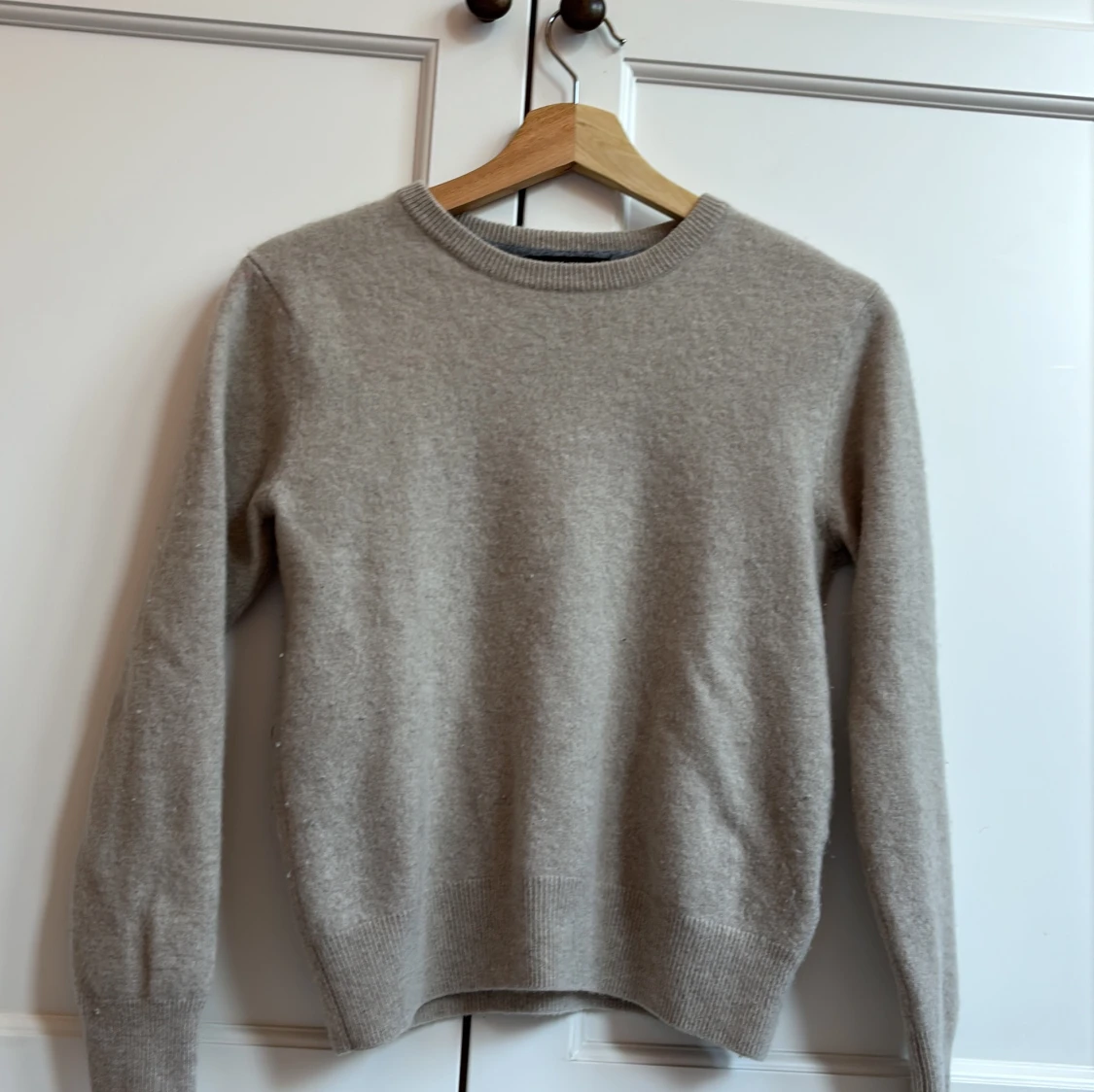 Beige kashmirtröja från Lisa Yang