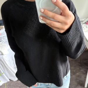 Stickad tröja  - Svart stickad tröja i mycket bra skick 