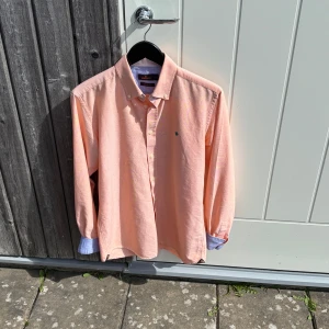  skjorta från Morris - Aprikosfärgad Morris skjorta i Storlek M | jättebra skick knappast använd | pris kan diskuteras | Hör av dig vid funderingar 🤙🏼