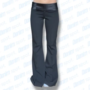 Svarta bootcut kostymbyxor med satinmidja - Snygga svarta bootcut byxor med låg midja och bred satinpanel upptill. Midjemått: 40cm, innerbenslängd: 85cm, lårbredd: 25cm, längd: 104cm, benöppning: 27cm