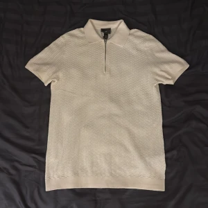 Piké med dragkedja H&M  - Säljer en beige piké med dragkedja från H&M i storlek S. Den är i fint skick. 