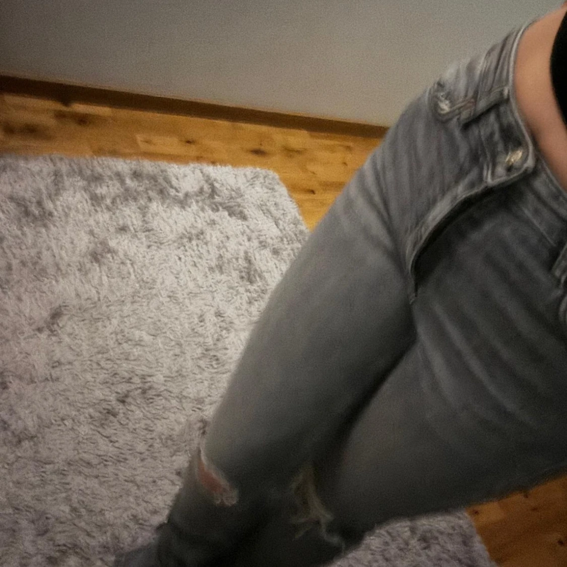 Gråa högmidjade jeans med hål