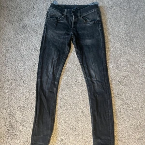 Svarta jeans från Dondup - Snygga svarta Jeans från Dondup. Använda fåtal gånger i storlek 29.