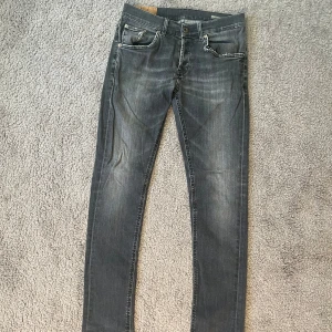 Grå jeans från Dondup - Snygga grå jeans från Dondup i storlek 31. Använda fåtal gånger.