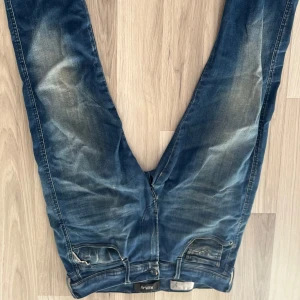 Replay Anbass - Säljer nu dessa både för de inte passar längre och för de är lite ”slitna”. De är skit sköna och har funkat toppen för mig. Det är lite slitet vid bakfickorna därav det billiga priset. Hör av er vid frågor eller vid fler bilder! /Linus