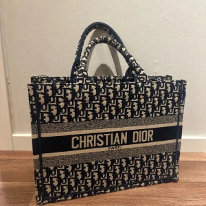 Väska - Tote-bag i bra skick, finns några få skavanker sen är den även liiite noppig. Köpt för 90 euro. Inte äkta!