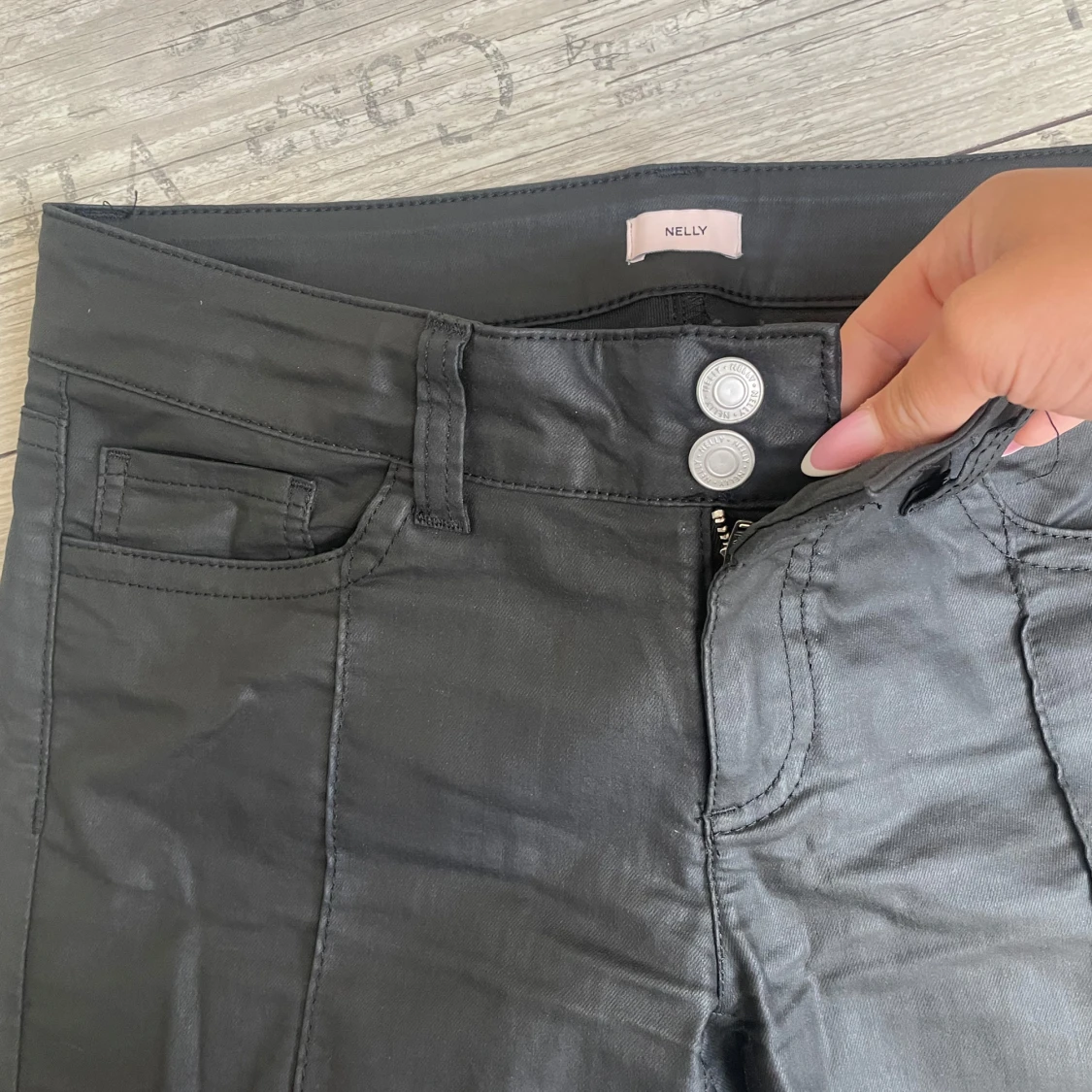 Svarta bootcut byxor från Nelly