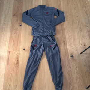 Fotboll tracksuit PSG - Hej, säljer nu denna psg tracksuit då den inte längre passar mig. Den har inte några synliga skador och storlek XS unisex. Pris kan diskuteras vid snabb affär. Hör av dig om du har frågor 🤗