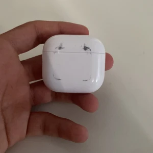 Säljer en tom AirPods chase  - Säljer en tom AirPods chase för billigt då jag tappat bort själva airpoden 