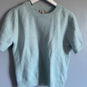 Ljusblå stickad tröja från H&M - Superfin ljusblå stickad tröja från H&M med korta ärmar och rund hals. Knappt använd💞