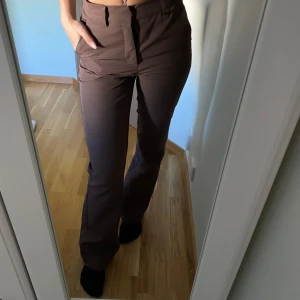 Bruna kostymbyxor - Bruna kostymbyxor från BikBok. Bara legat i garderoben iprincip. Priset går att diskutera vid snabb affär. Köp köp köp!