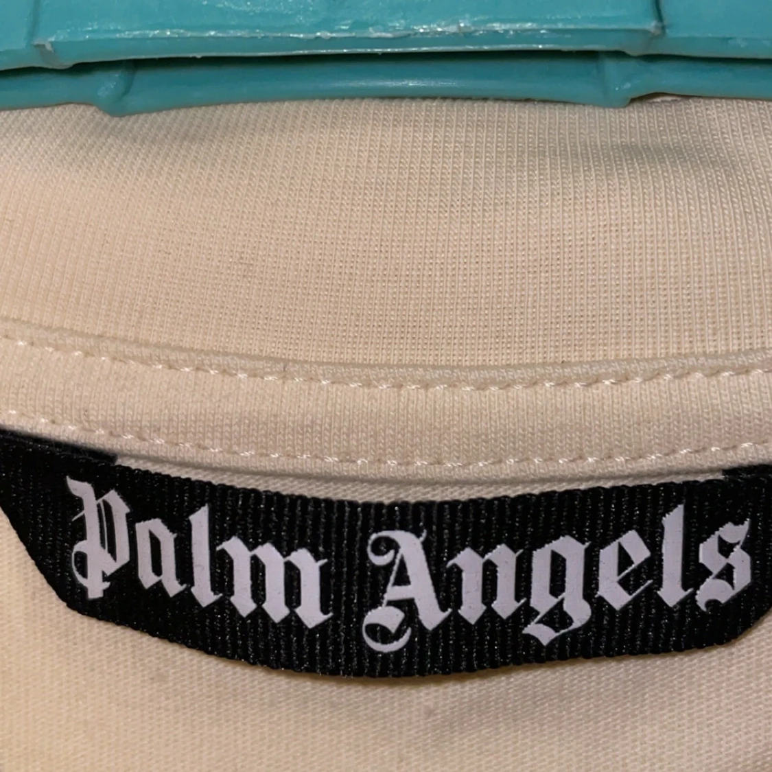 Beige t-shirt med nalletryck - 2