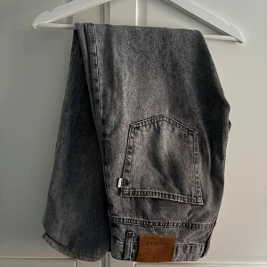 Grå jeans från Woodbird, storlek 28/32 - Snygga grå jeans från Woodbird i modellen Organic Capsule. De har en klassisk femficksdesign, raka ben och normal passform. Jeansen är tillverkade i bomull och har en cool tvättad look med mörkgrå ton. Perfekt för dig som gillar stilrena och tidlösa jeans.