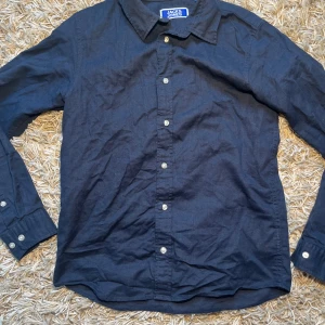 Jack & Jones skjorta - ⚜️Säljer en snygg Jack and Jones skjorta. Storlek 152 passar perfekt runt 155cm! Passar till allt. Hör av er vid frågor!⚜️