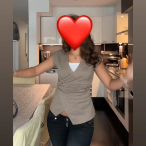 Topp  - Säljer denna topp från Zara fast i VIT. Aldrig använts, ny med prislapp! Söt gulddetalj på ena sidan. Storlek S men skulle säga att den även passar XS💕