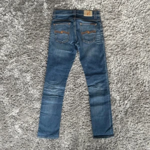 Nudie Jeans Grim Tim (Slim fit) (Dry denim look) - Säljer nu dessa Nudie Jeans i den populära passformen Grim Tim | Använt men fortfarande i grymt skick med snygga slitningar! | Jeansen har en tvättning som ger en dry denim look | Strl: W29 L32 | Nypris: ~1400kr | Hör av dig vid minsta fundering :) pris kan diskuteras såklart