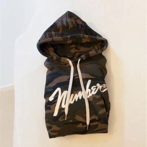 Number (n)ine Hoodie  - Sjukt fet och rare number (n)ine hoodie i färgen camo i size 2. Kan tänka mig gå ner i pris vid snabb affär! Skriv vid frågor o funderingar!🔔🛎️