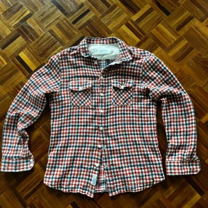 Skjorta/Overshirt Norse Projects - Rutig skjorta/overshirt från Norse Projects. Skick: Använd (Se slitage bild 4), men inte för illa! Storlek: Passar runt 170-175 Nypris: Runt 2300kr. Mitt pris: 599kr. Material: 85% Bomull, 15% Ull, lite fluffigt material. Meddela om ni har frågor!