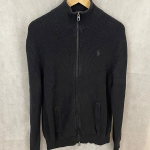 Ralph lauren fullzip  - Tröjan är i fint skick, utan några defekter. Modellen på bilden är 185 och bär storlek L, sitter som M