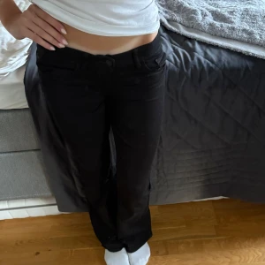 Svarta bootcut jeans med låg midja Lindex - Snygga svarta jeans med bootcut och uppsydda till low waist, man ser sömnen från att dom är uppsydda men man kan lätt sprätta upp den. Storlek 164 men skulle säga att dom passar xs/xxs
