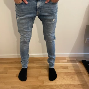 Jack and Jones ljusblå slim jeans - Jack and jones slim jeans. Bra skick, 29/32