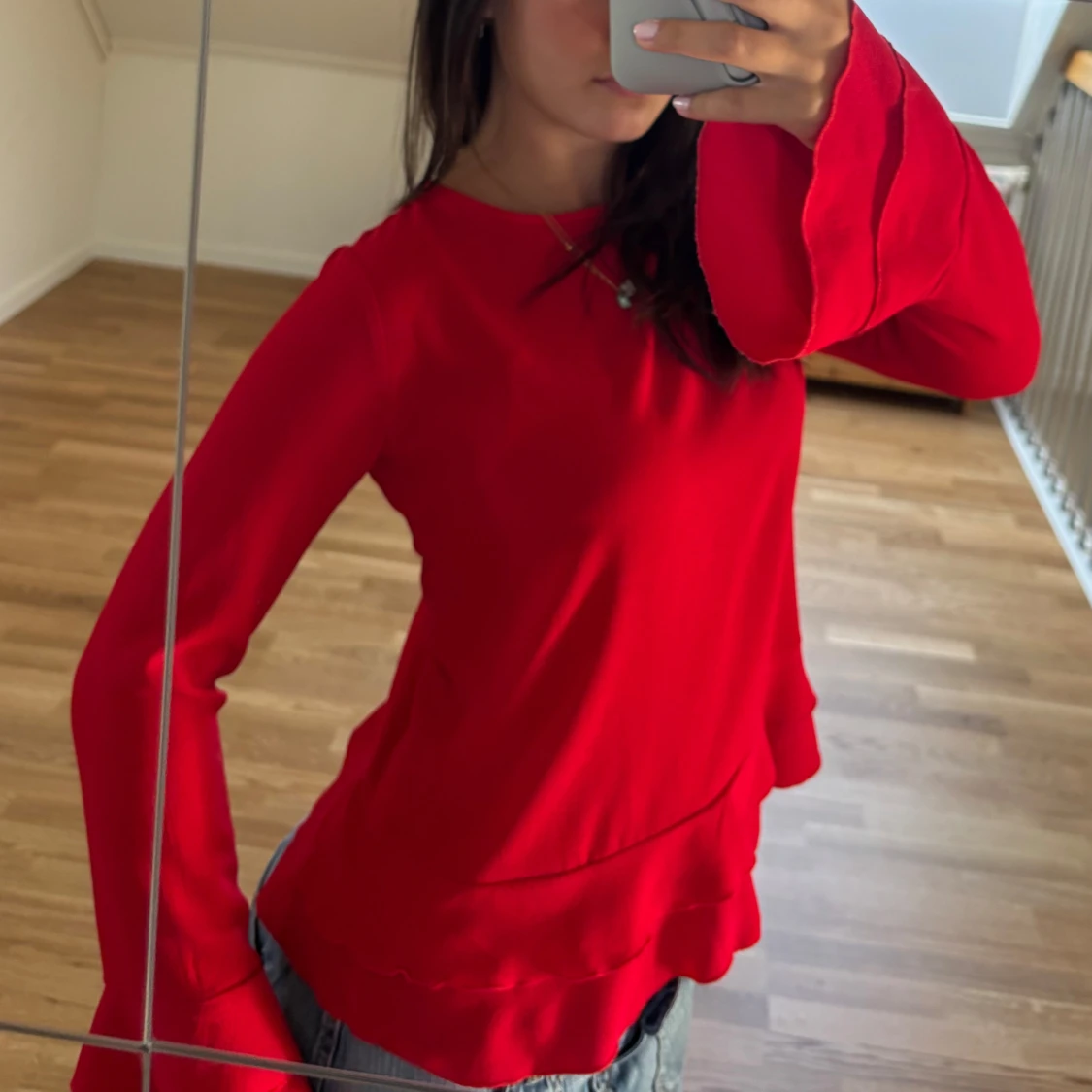 Röd långärmad blus med volang - 2