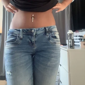 Lågmidjade LTB jeans Valerie - Säljer mina nya LTB jeans i modellen ”Valerie” då de ej kommit till användning, de är bootcut och sitter supersnyggt. Inga defekter. Jag brukar ha storlek 38💕💕