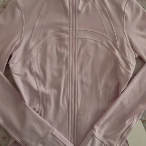 Lululemon define jacket - Helt oanvänd lululemon define jacket med prislapp!💕 Storlek S-M.🥰 Original förpackning och prislapp. ❤️ nypris är 1200 så jag börjar med 800💗för fler bilder kontakta bara💕💕😊