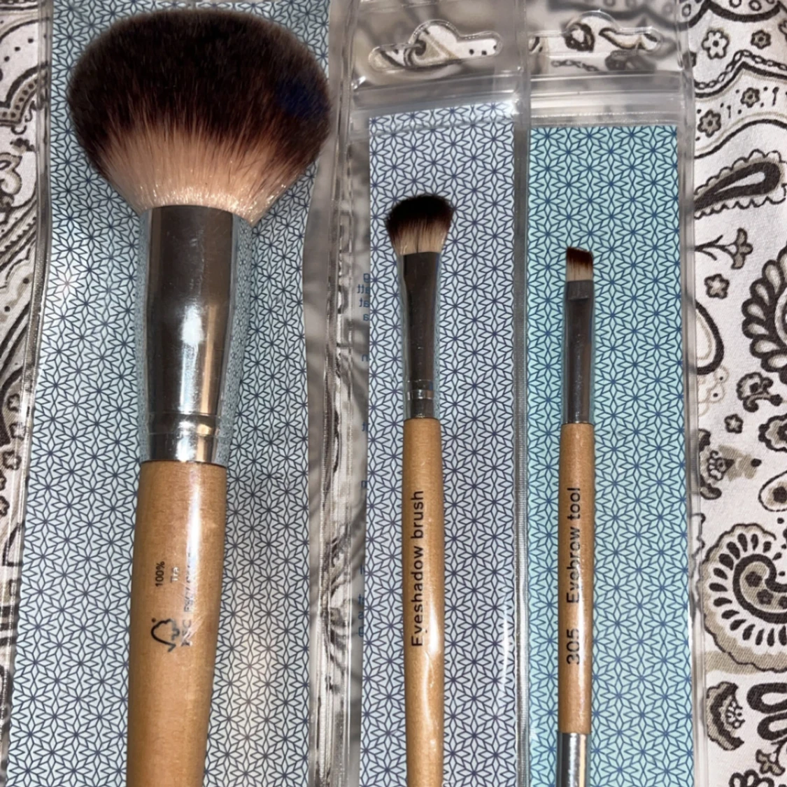 Nytt set med sminkborstar i trä från Åhlens