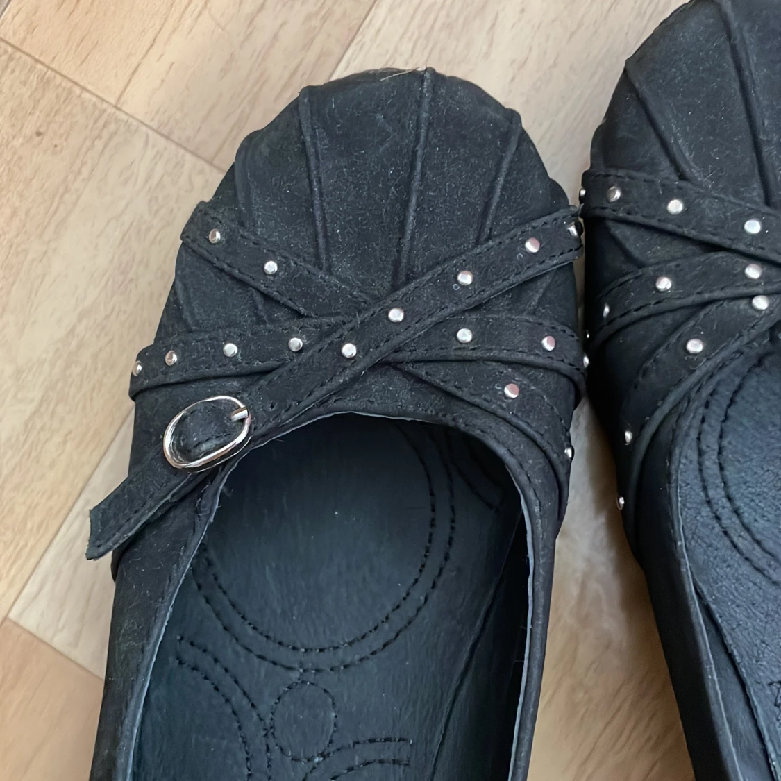 Svarta ballerinaskor med nitar