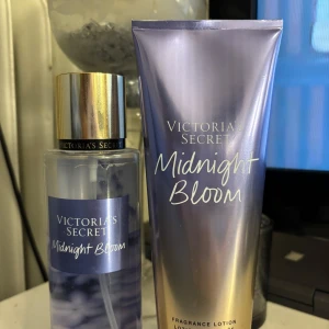 Victoria's Secret Midnight Bloom set - En tredjedel av body misten är använd och lotionen är knappt använd (Kolla bilderna). Säljer ett set med Victoria's Secret Midnight Bloom, inklusive en body mist (250 ml) och en lotion (236 ml). Båda har en snygg lila och guld design med metallic finish. Doften har inslag av moon flower och creamy woods, perfekt för dig som gillar blommiga och mjuka toner.