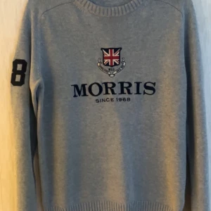Grå stickad tröja Morris - Säljer en snygg grå stickad tröja från Morris använt den 4 gånger finns inga skavanker eller sådant. Passar både storlek S och M. Hör av er vid funderingar!