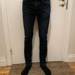 Acne Jeans - Säljer dessa Acne Roc Raw Jeans. Jeansen är i storlek W30 L32 men är lite tighta i midjan så de passar som W29. De är i mycket bra skick och har inga tydliga tecken på användning. Nu säljer jag dessa för endast 151 kr inklusive fri frakt!  Hör av er vid frågor eller bud.