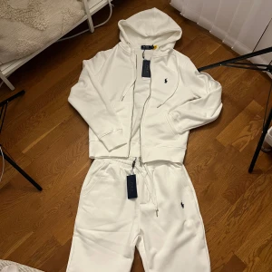 Vit hoodie och dens byxa från Polo Ralph Lauren - Säljer en fräsch vit hoodie och dens byxa från Polo Ralph Lauren. 