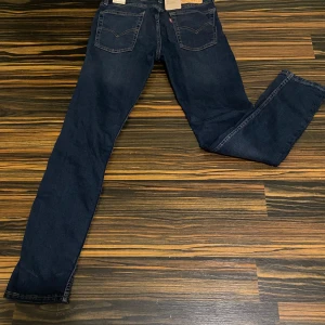 Levi's jeans mörkblåa  - Tja! Säljer mina levi jeans pga att jag fick de som present och jag gillade inte färgen. De har aldrig används och lappen sitter fortfarande på.  Pris ej hugget i sten hör gärna av er om ni har några frågor.
