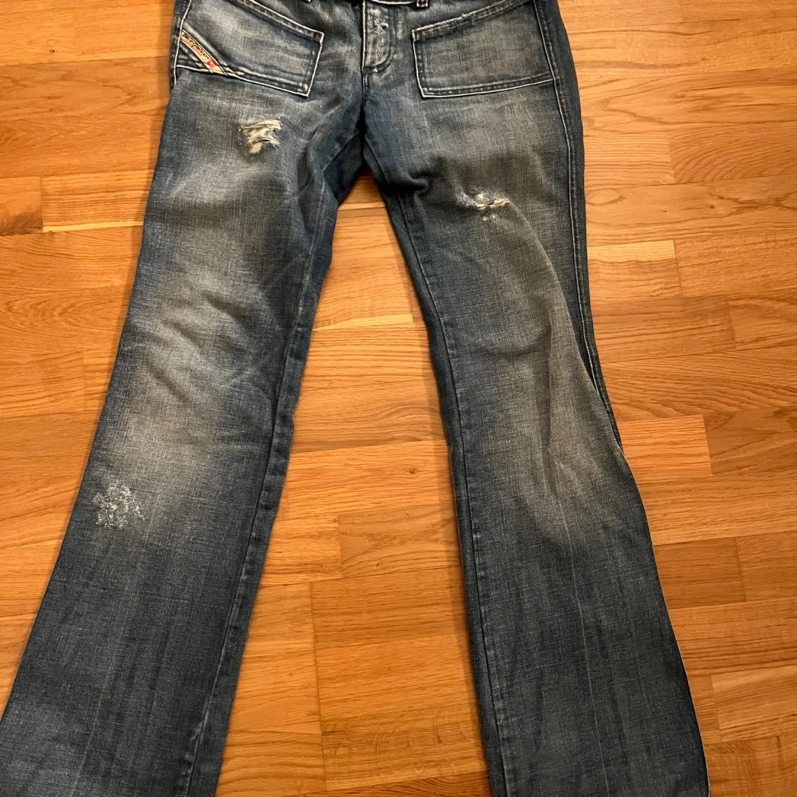 Blå diesel jeans med slitningar - 90