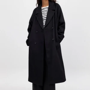 Ullkappa - Säljer min jättefina ullkappa från NAKD då den inte kommer till användning. Köpt förra vintern för 1400. Passar jättefint till allt och är varm inför vintern. 