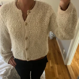 Teddy kofta - Söt teddy kofta med guldiga knappar💓saknar en knapp högst upp annars använt ungefär 2-3 gånger!!