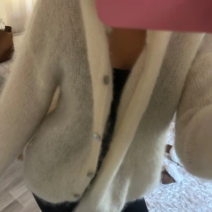 Stickad kofta  - Supermysig kofta, i storlek m/l men passar mig som vanligtvis har xs/s🥰🥰