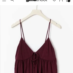 Vinröd topp gina - Supersnygg vinröd topp från gina som är i den perfekta färgen till hösten! Storlek xs med lappen kvar, aldrig använd så i toppenskick. Bara att höra av dig om du skulle ha frågor💕